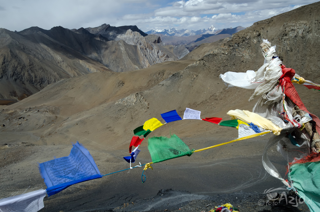 Dzień 8: Widok z przełęczy Kang La 5354 m na północ w kierunku "Kryształowego Klasztoru" (Shey Gompa). Ten mały sznur modlitewnych flag został zawieszony przez nas na pamiątkę i ku błogosławieństwu...